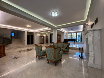 VILA DEOSEBITA / SPATII GENEROASE / CURTE PROPRIE